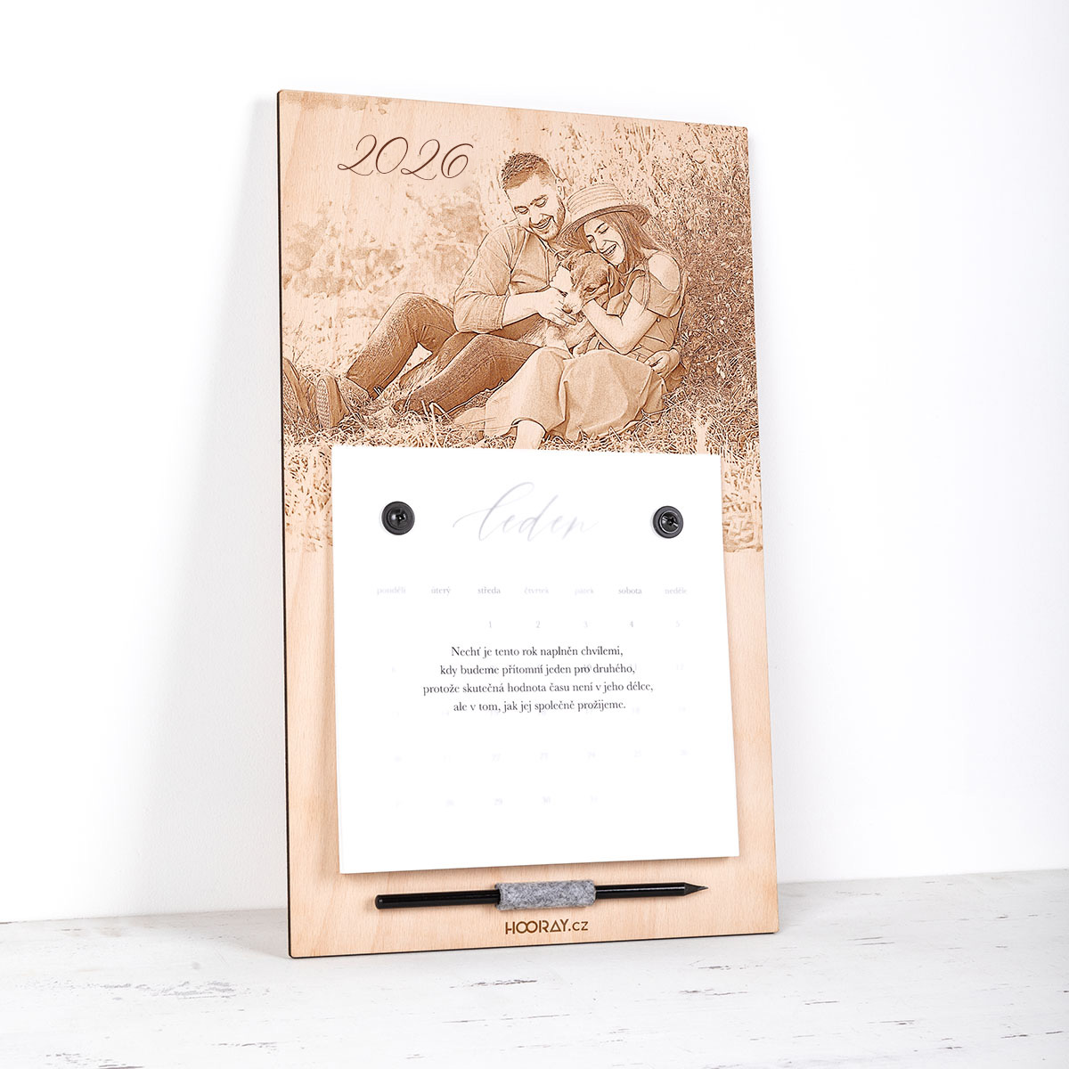 Dřevěný kalendář s fotografií na rok 2026